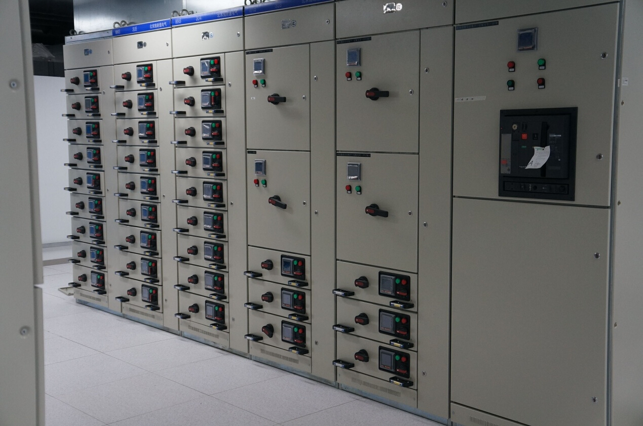 采用雙路市電、UPS、確保機(jī)房設(shè)備穩(wěn)定運(yùn)行